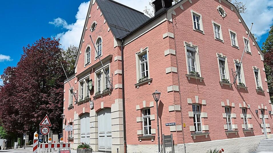 Das Einwohnermeldeamt im Auer Rathaus veröffentlichte in der soeben erschienenen Gemeindeinfo die aktuellen Bevölkerungszahlen. Das Einwohnermeldeamt im Auer Rathaus veröffentlichte in der soeben erschienenen Gemeindeinfo die aktuellen Bevölkerungszahlen.