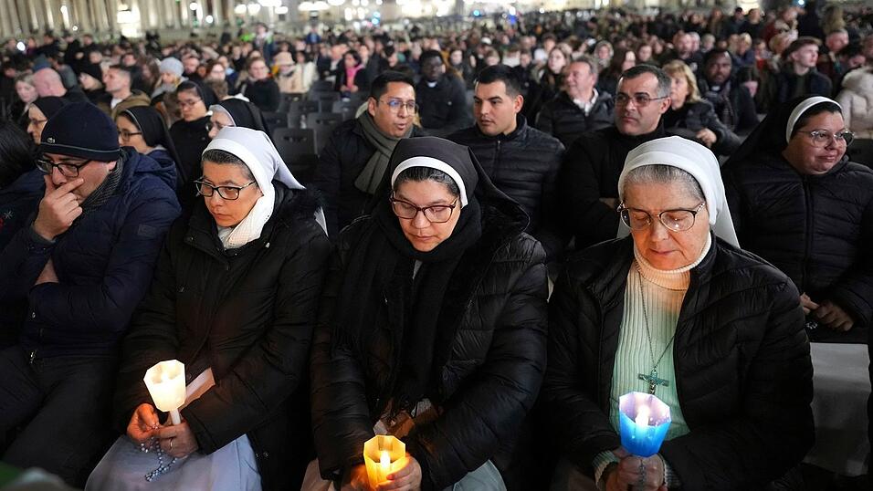 Unter den Gläubigen auf dem Petersplatz, die für Papst Franziskus beteten, waren auch zahlreiche Nonnen.