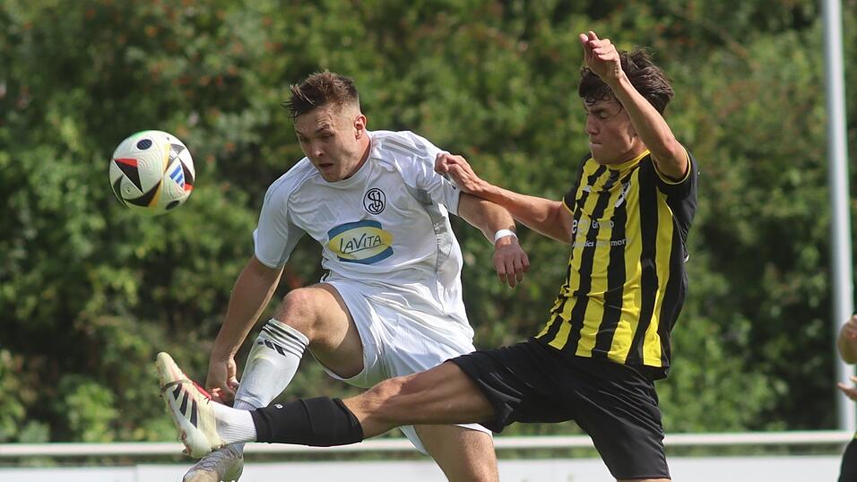Glücklos: SVL-Torjäger Kenny Sigl (links) biss sich die Zähne vor dem ASV-Tor aus und vergab bei der ärgerlichen 0:1-Heimniederlage einige gute Möglichkeiten. Glücklos: SVL-Torjäger Kenny Sigl (links) biss sich die Zähne vor dem ASV-Tor aus und vergab bei der ärgerlichen 0:1-Heimniederlage einige gute Möglichkeiten.