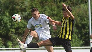 Glücklos: SVL-Torjäger Kenny Sigl (links) biss sich die Zähne vor dem ASV-Tor aus und vergab bei der ärgerlichen 0:1-Heimniederlage einige gute Möglichkeiten.
