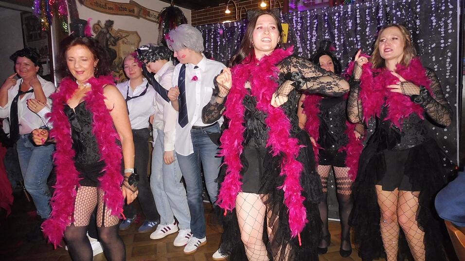 Die Show-Tanz-Gruppe der Frauengemeinschaft &bdquo;Madame Rouge&ldquo; schwingt mit den Kegelfreunden zu fetzigen Disco-Hits das Tanzbein.