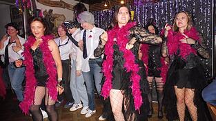 Die Show-Tanz-Gruppe der Frauengemeinschaft &bdquo;Madame Rouge&ldquo; schwingt mit den Kegelfreunden zu fetzigen Disco-Hits das Tanzbein.