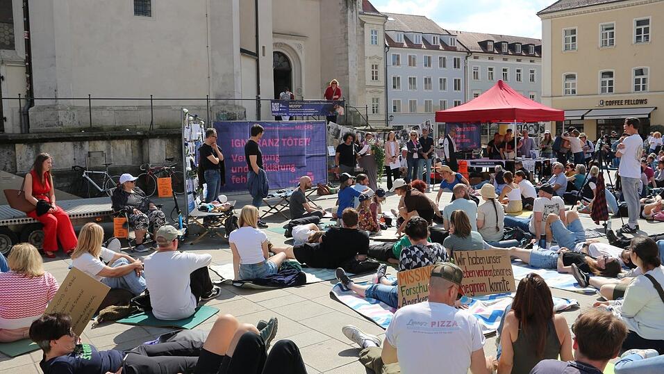 Liegende Demonstranten machten auf die Krankheit ME/CFS aufmerksam.