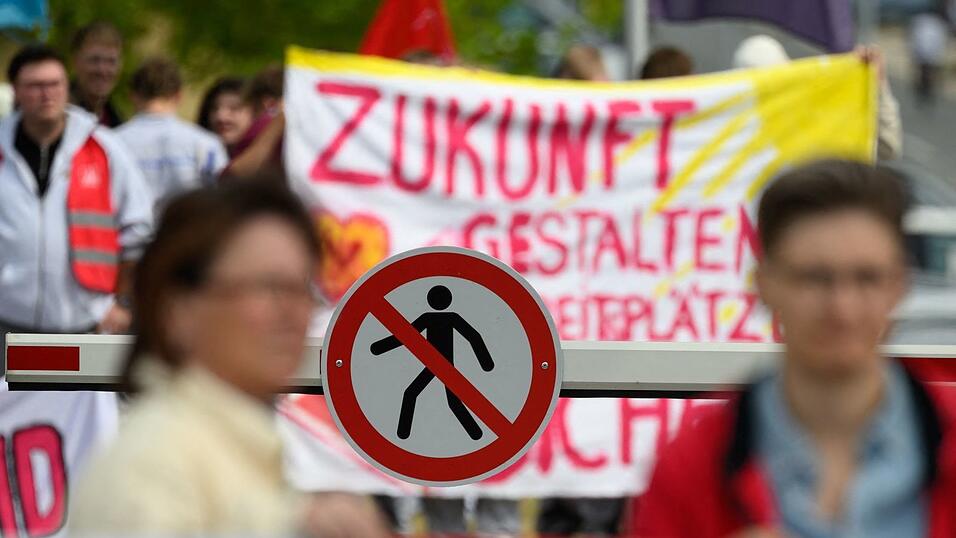 Welche Zukunft hat das VW-Werk in Zwickau? Vor einer Betriebsversammlung demonstrieren Besch&auml;ftigte mit Kollegen von Zulieferern f&uuml;r den Erhalt der Autofabrik.