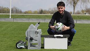 Mit seiner Ballschuss-Maschine gelang Feinwerkmechaniker und Fu&szlig;ballfan ein echtes Meisterst&uuml;ck.