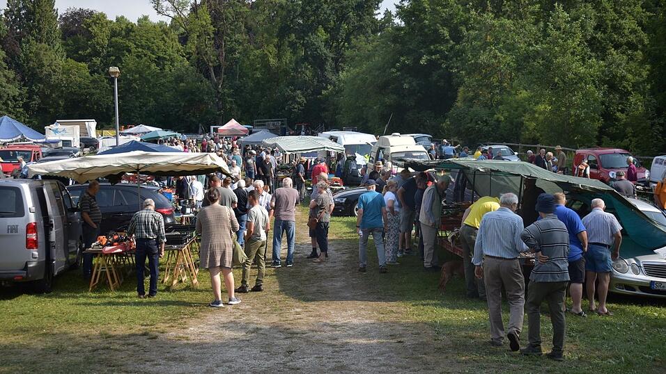 Der Land- und Forstmaschinenflohmarkt war gut besucht. Der Land- und Forstmaschinenflohmarkt war gut besucht.