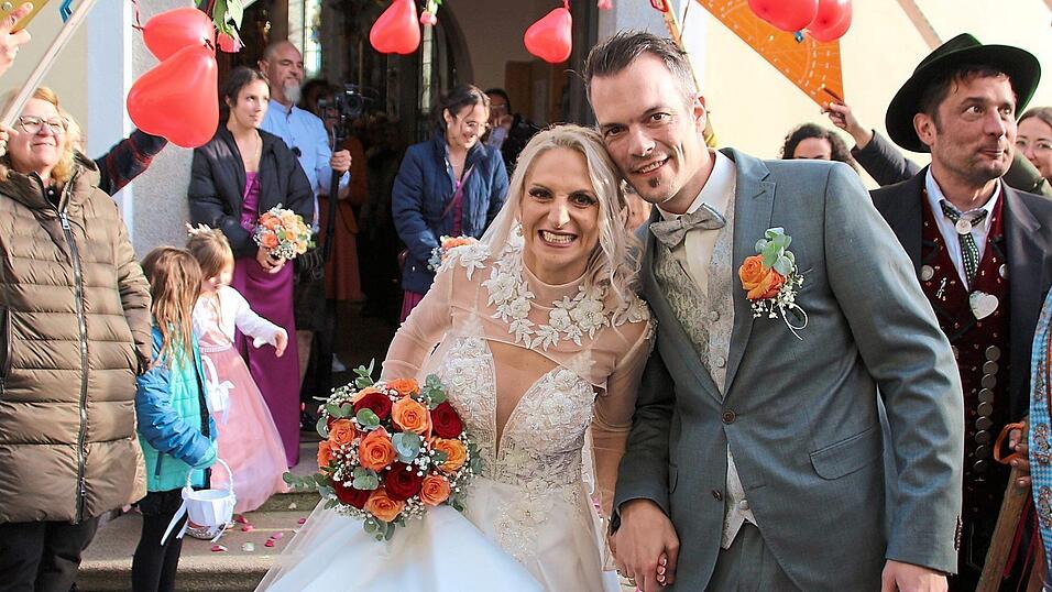 &Uuml;bergl&uuml;cklich verlie&szlig;en Susanne und Max Sonntag die Pfarrkirche.