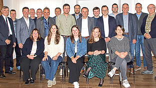 Die 21 Mitglieder des Stadtrats. Vorne, von links: Martina Kunz, Bettina Dums, Sandra Fuchs, Christina Luttner und Ulrike Riedel-Waas. Hinten, von links: Rudolf Apfelbeck, Ralf Amann, Maximilian Piendl, Thomas Blechschmidt, Christian Kaiser, Harald Leiderer, Thomas Schweiger, Franz Witzmann, Thomas Mitterdorfer, Josef Schütz, Florian Eigenstetter, Raphael Gritschmeier, Andreas Fürst, Franz Beil, Harald Dietlmeier und Ekkehard Hollschwandner. Die 21 Mitglieder des Stadtrats. Vorne, von links: Martina Kunz, Bettina Dums, Sandra Fuchs, Christina Luttner und Ulrike Riedel-Waas. Hinten, von links: Rudolf Apfelbeck, Ralf Amann, Maximilian Piendl, Thomas Blechschmidt, Christian Kaiser, Harald Leiderer, Thomas Schweiger, Franz Witzmann, Thomas Mitterdorfer, Josef Schütz, Florian Eigenstetter, Raphael Gritschmeier, Andreas Fürst, Franz Beil, Harald Dietlmeier und Ekkehard Hollschwandner.
