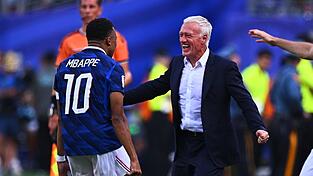 Der Kapitän und sein Trainer: Kylian Mbappé (l.) mit Didier Deschamps. Der Kapitän und sein Trainer: Kylian Mbappé (l.) mit Didier Deschamps.
