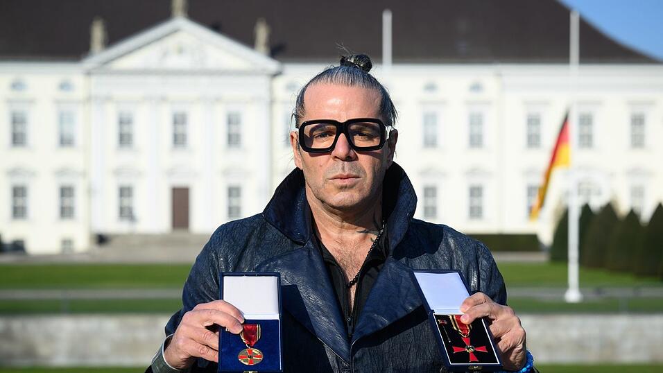 Der Künstler Luigi Toscano hat seine Verdienstmedaille sowie das Bundesverdienstkreuz des Holocaust-Überlebenden Albrecht Weinberg aus Protest Bundespräsident Frank-Walter Steinmeier zurückgegeben.