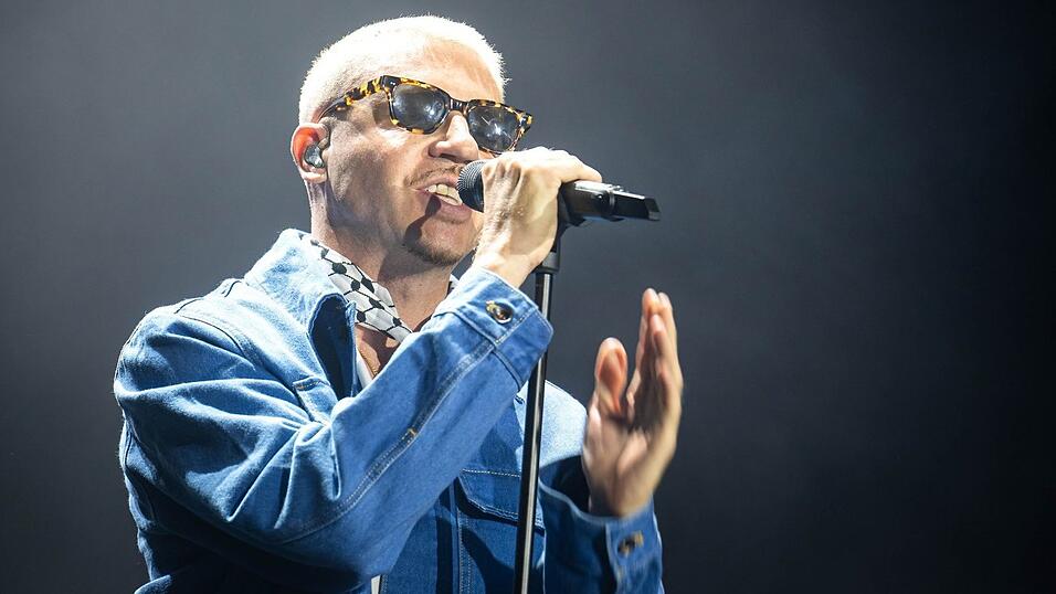 Der US-Rapper Macklemore spielte auf dem Deichbrand-Festival 2025 als Headliner und warf Israel auf der Bühne erneut einen Völkermord vor. Der US-Rapper Macklemore spielte auf dem Deichbrand-Festival 2025 als Headliner und warf Israel auf der Bühne erneut einen Völkermord vor.