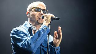 Der US-Rapper Macklemore spielte auf dem Deichbrand-Festival 2025 als Headliner und warf Israel auf der Bühne erneut einen Völkermord vor.