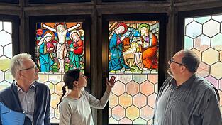 Carsten Lenk, Anke Polednik und Martin Weindl vor dem Weihnachtsfenster in ihrer Kapelle.