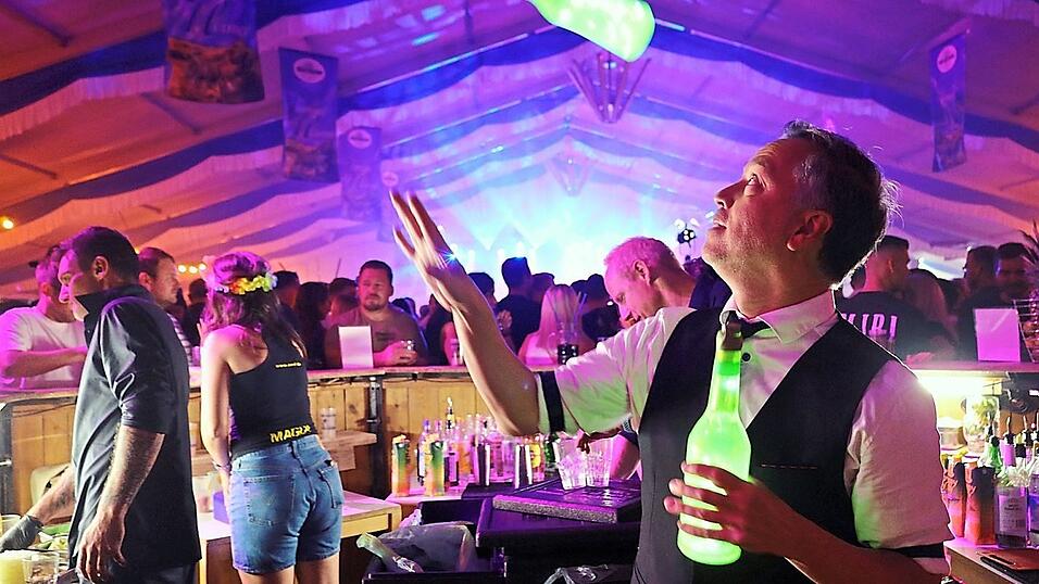 Barkeeper Mike Dötzer bot den Gästen nicht nur Drinks, sondern eine Show.