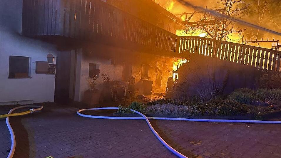 Das Feuer ging wohl von der Scheune aus, von wo aus es auf das Wohnhaus übergriff.