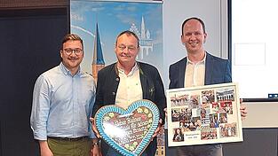 B&uuml;rgermeister Valentin Walk, ehemaliger Ausschussvorsitzender und Wiesnb&uuml;rgermeister Reiner Gillig mit seinem Nachfolger Michael Limmer (von links).