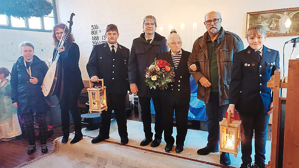 Organistin Eva Kajanne, Cornelia Arnold, Denis Niederm&uuml;ller, Pr&auml;dikant Max Heinzlmeir, Dr. Christa Bosch, Reinhard Kluge und Niklas Haider nach dem Gottesdienst in der Kreuzkirche