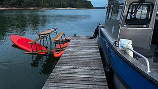 Das Trio war auf einer Konstruktion aus Surfbrettern und einer Bierbank auf dem Brombachsee unterwegs. Bild: Polizei Mittelfranken