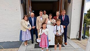 Ramona und Adrian Wurm beim Verlassen der Kirche mit Pfarrer Johann Wutz, ihren Eltern und Begleitkindern Ramona und Adrian Wurm beim Verlassen der Kirche mit Pfarrer Johann Wutz, ihren Eltern und Begleitkindern