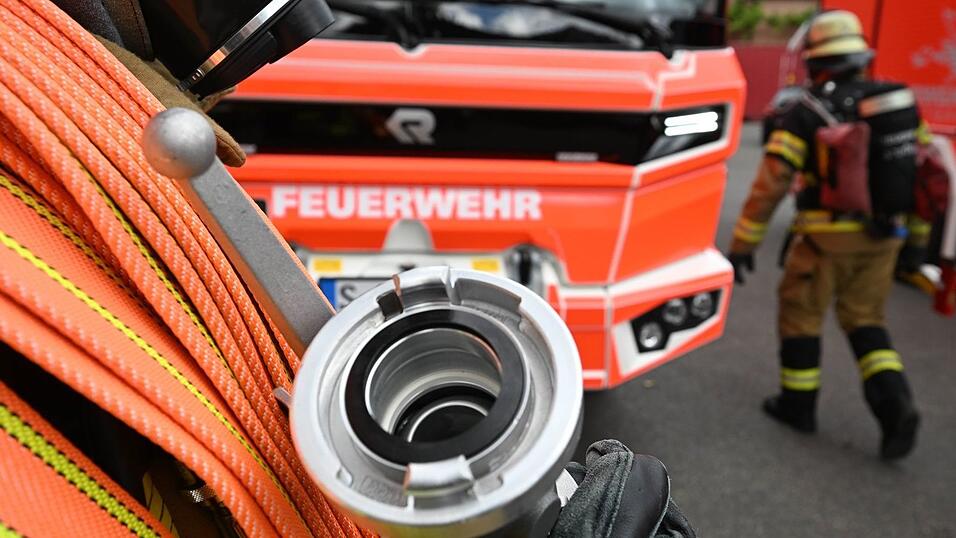 Feuerwehrleute waren in der Nacht noch mit dem Löschen der Lagerhalle beschäftigt. (Symbolbild) Feuerwehrleute waren in der Nacht noch mit dem Löschen der Lagerhalle beschäftigt. (Symbolbild)