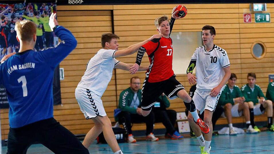 Nils Lichtlein (am Ball) muss sich trotz seiner 1,83 K&ouml;rpergr&ouml;&szlig;e noch oft gegen Gr&ouml;&szlig;ere durchsetzen.