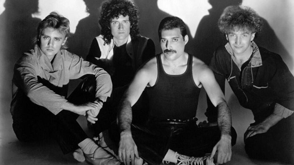 Queen z&auml;hlt zu den bekanntesten Bands der Welt. Die gr&ouml;&szlig;ten Erfolge feierte die Band rund um Freddie Mercury in den 80ern. Ihre Songs werden auch heute noch gefeiert.
