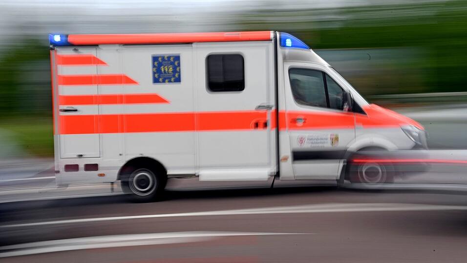 Bei dem Betriebsunfall wird ein Mann schwer verletzt. Der Rettungsdienst bringt ihn in die Klinik. (Symbolbild) Bei dem Betriebsunfall wird ein Mann schwer verletzt. Der Rettungsdienst bringt ihn in die Klinik. (Symbolbild)