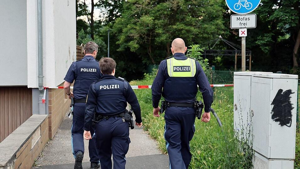 Nach dem Fund der Frau hatten Polizisten schon am Sonntag erste Zeugen befragt. (Archivbild) Nach dem Fund der Frau hatten Polizisten schon am Sonntag erste Zeugen befragt. (Archivbild)