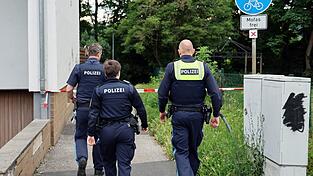 Nach dem Fund der Frau hatten Polizisten schon am Sonntag erste Zeugen befragt. (Archivbild) Nach dem Fund der Frau hatten Polizisten schon am Sonntag erste Zeugen befragt. (Archivbild)