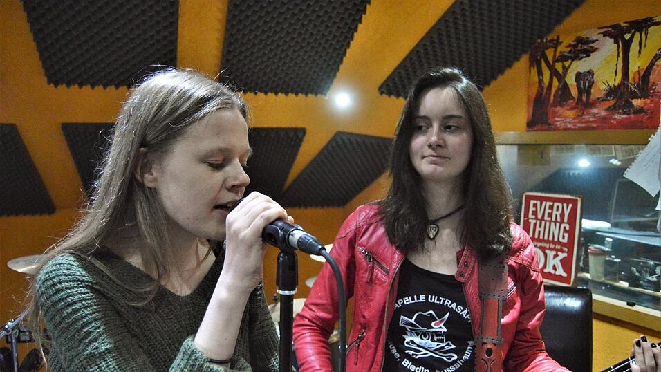 Mit ihrer Rock-Formation &bdquo;Flying Spoon&ldquo; haben sich Laura Klein (links) und Lilli St&ouml;berl in der Chamer Region schon einen Namen gemacht.