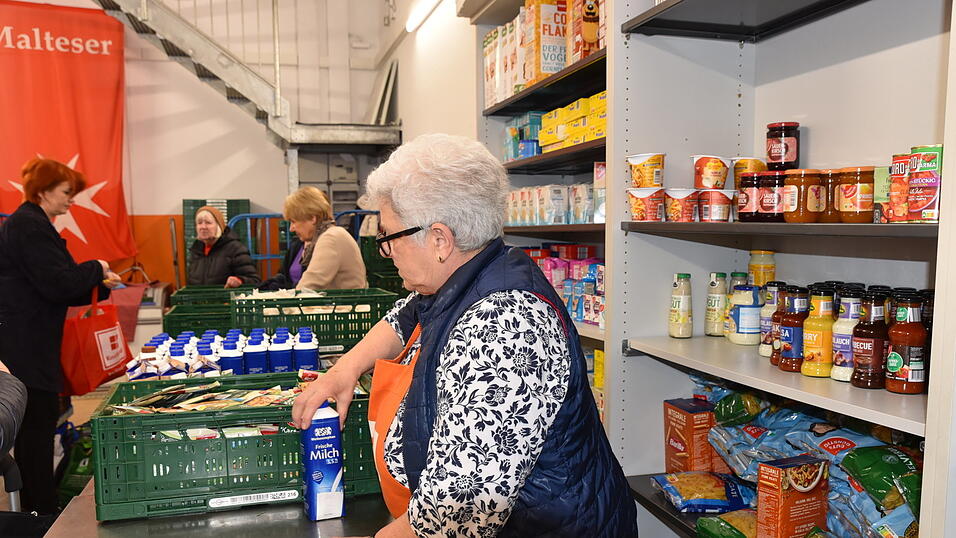 Bei Annemarie Beck gibt es Trockenwaren und Milch. Vor Ostern war das Regal hinter ihr allerdings fast leer. Deshalb hebt sie diese haltbaren Sachen lieber auf.