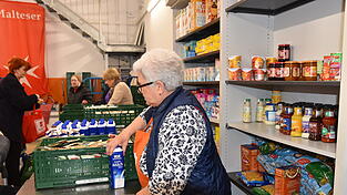 Bei Annemarie Beck gibt es Trockenwaren und Milch. Vor Ostern war das Regal hinter ihr allerdings fast leer. Deshalb hebt sie diese haltbaren Sachen lieber auf.