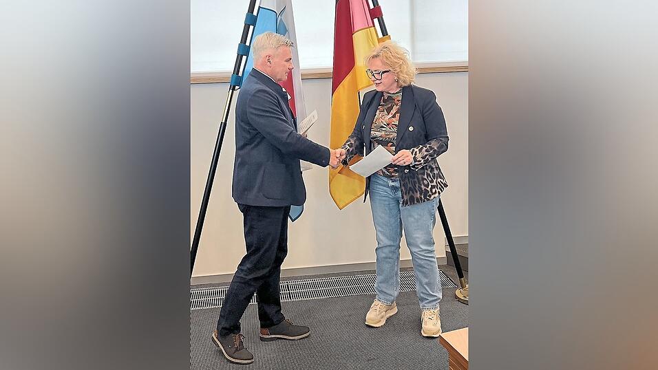 Landrat Peter Dreier und die neue AfD-Kreisrätin Natalie Meched bei der Vereidigung am Donnerstag im Kreistag. Landrat Peter Dreier und die neue AfD-Kreisrätin Natalie Meched bei der Vereidigung am Donnerstag im Kreistag.
