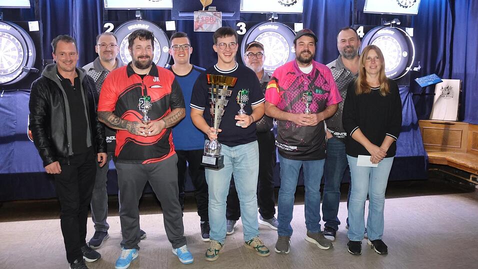 Seinen Titel aus dem Vorjahr erfolgreich verteidigt hat Max Schmidbauer (Mitte) bei der Dart-Dorfmeisterschaft in Mitterkreith. Er durfte nach elf Stunden Dartsport die Reinhard-Kerscher-Trophy in die Höhe stemmen.