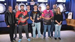 Seinen Titel aus dem Vorjahr erfolgreich verteidigt hat Max Schmidbauer (Mitte) bei der Dart-Dorfmeisterschaft in Mitterkreith. Er durfte nach elf Stunden Dartsport die Reinhard-Kerscher-Trophy in die Höhe stemmen.