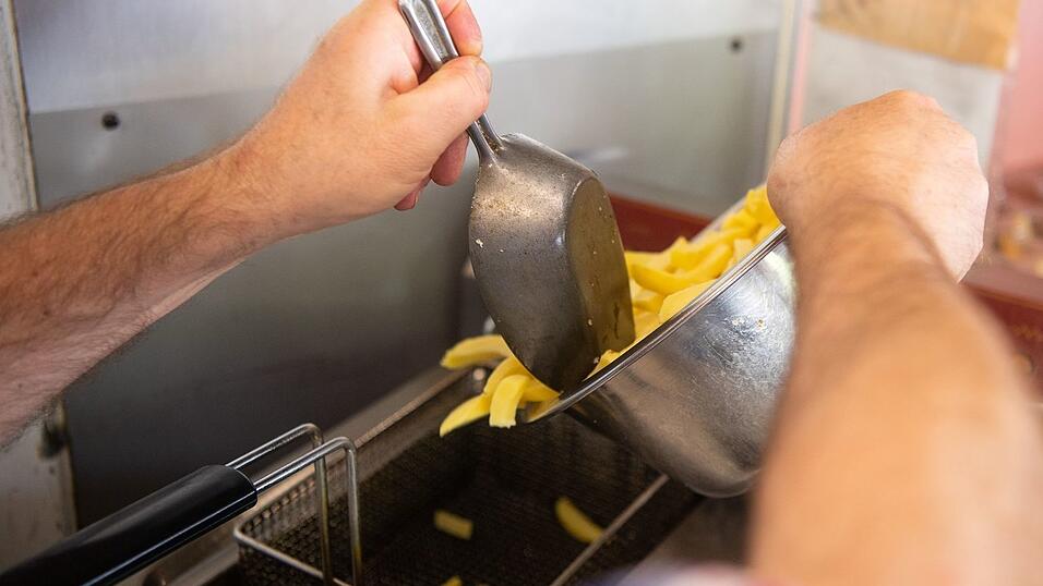Altes Fett und Öl etwa aus Fritteusen der Gastronomie ist ein begehrtes Diebesgut. (Archivbild) Altes Fett und Öl etwa aus Fritteusen der Gastronomie ist ein begehrtes Diebesgut. (Archivbild)