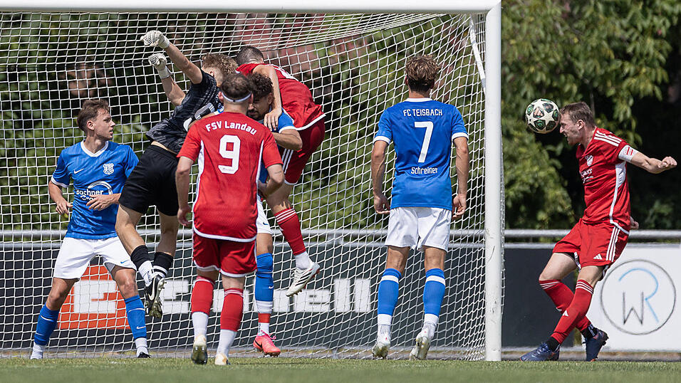 Landaus Florian Reitberger (r.) sorgte mit seinem Kopfballtreffer f&uuml;r die 1:0-F&uuml;hrung der Bergst&auml;dter.