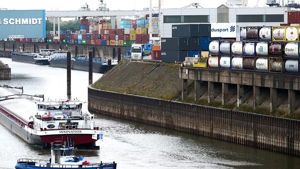 Niedrigwasser am Hafen: Die Kaimauer liegt meterhoch im Trockenen Niedrigwasser am Hafen: Die Kaimauer liegt meterhoch im Trockenen