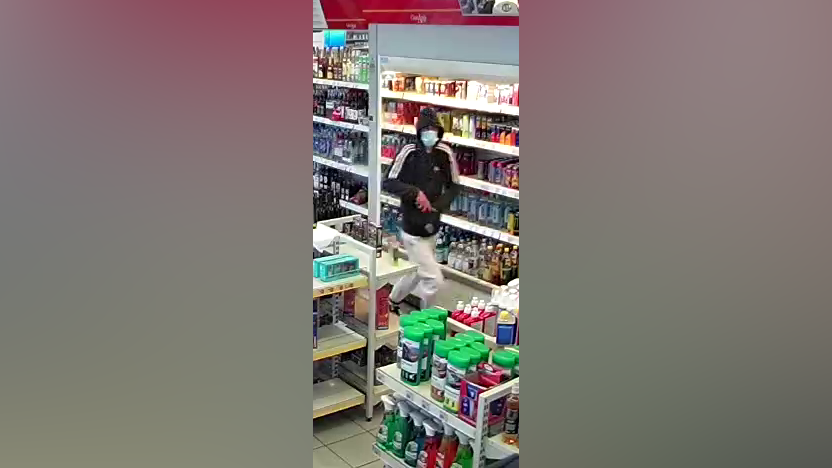 Der Tankstellen-Räuber wurde von einer Überwachungskamera gefilmt.