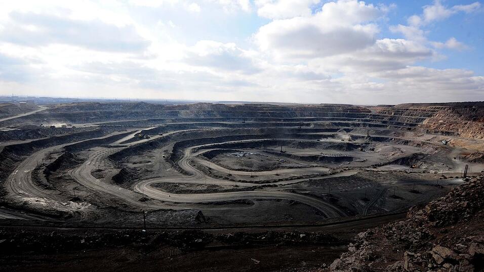 Wichtige Metalle, die etwa hier in der Bayan-Obo-Mine für seltene Erden in der Inneren Mongolei abgebaut werden, braucht auch die deutsche Industrie - etwa für Sensoren oder Elektromotoren. (Archivbild) Wichtige Metalle, die etwa hier in der Bayan-Obo-Mine für seltene Erden in der Inneren Mongolei abgebaut werden, braucht auch die deutsche Industrie - etwa für Sensoren oder Elektromotoren. (Archivbild)