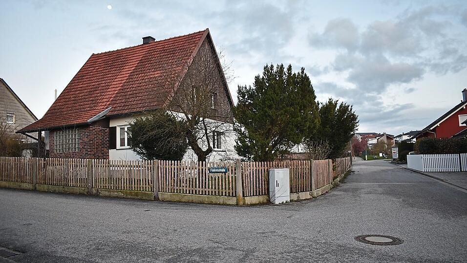Auf dem Grundstück Finkenstraße Nummer 7 sollen drei aneinander gebaute Reihenhäuser entstehen. Eine Initiative von Anwohnern spricht sich dagegen aus. Auf dem Grundstück Finkenstraße Nummer 7 sollen drei aneinander gebaute Reihenhäuser entstehen. Eine Initiative von Anwohnern spricht sich dagegen aus.