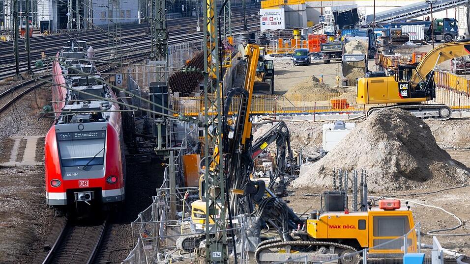 Die Sperrung der S-Bahn-Stammstrecke bei Laim wird bis Freitag verlängert (Archiv). Die Sperrung der S-Bahn-Stammstrecke bei Laim wird bis Freitag verlängert (Archiv).