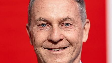 Seit 1982 eng verbunden mit dem SSV Jahn Regensburg: G&uuml;nter H&ouml;dl.