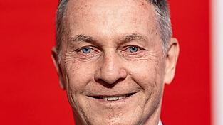 Seit 1982 eng verbunden mit dem SSV Jahn Regensburg: G&uuml;nter H&ouml;dl.