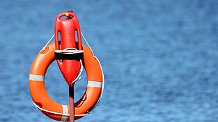 Am Sonntag mussten die Rettungskr&auml;fte mehrmals am Guggenberger See ausr&uuml;cken. (Symbolbild)