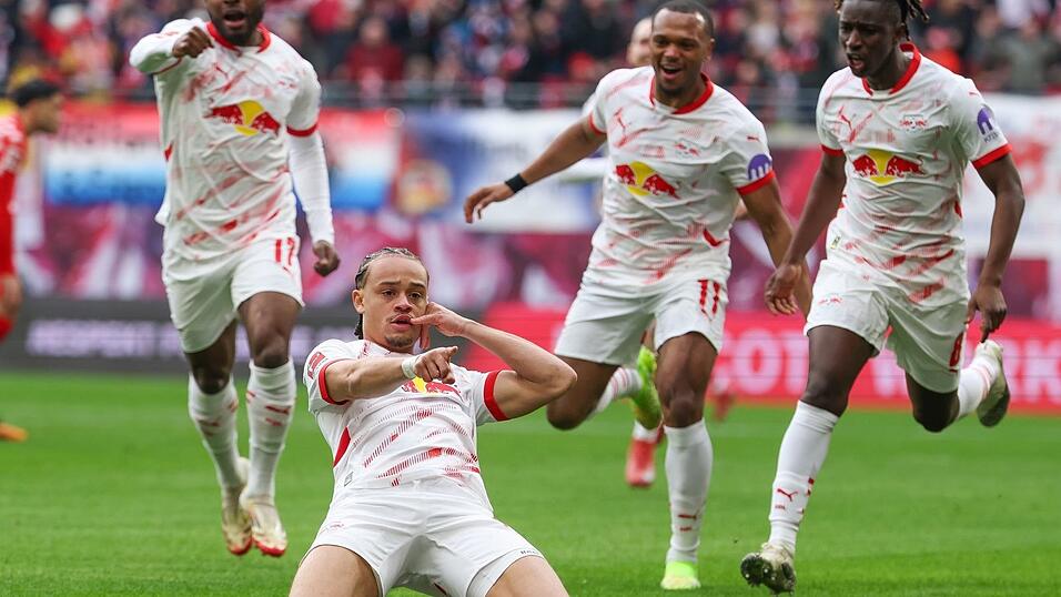 Xavi Simons feiert sein Führungs-Tor
