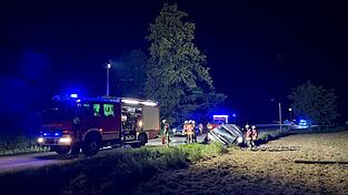 In der Nacht von Mittwoch auf Donnerstag wurde die Bucher Feuerwehr zu einem Unfall mit einem Transporter an die Abzweigung Hartbeckerforst in Buch am Erlbach gerufen.