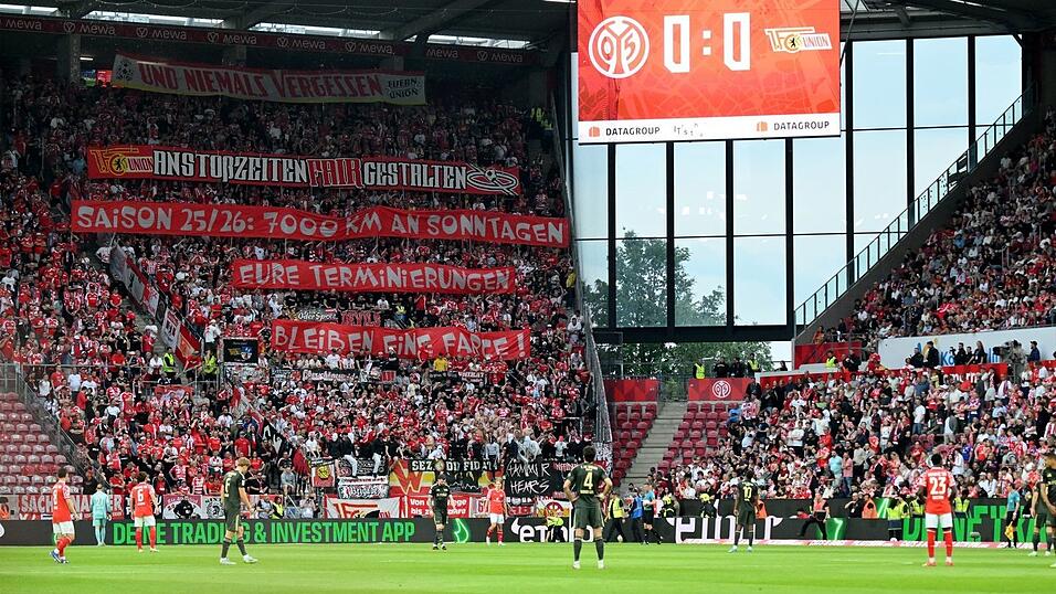 Union-Anhänger protestierten mit Tennisbällen gegen die Sonntagsansetzungen in dieser Saison. Union-Anhänger protestierten mit Tennisbällen gegen die Sonntagsansetzungen in dieser Saison.