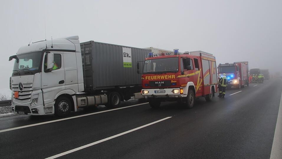 Aus noch ungeklärter Ursache ist am Mittwochmittag auf der A3 zwischen Schwarzach und Metten ein Omnibus auf einen LKW aufgefahren. Aus noch ungeklärter Ursache ist am Mittwochmittag auf der A3 zwischen Schwarzach und Metten ein Omnibus auf einen LKW aufgefahren.