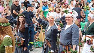 Die Laho-Reporterinnen Franziska Hofmann, Sigrid Zeindl und Claudia Hagn begleiteten gestern den Zug, um dem besonderen Gefühl beim Einzug auf den Dreifaltigkeitsplatz nachzuspüren.